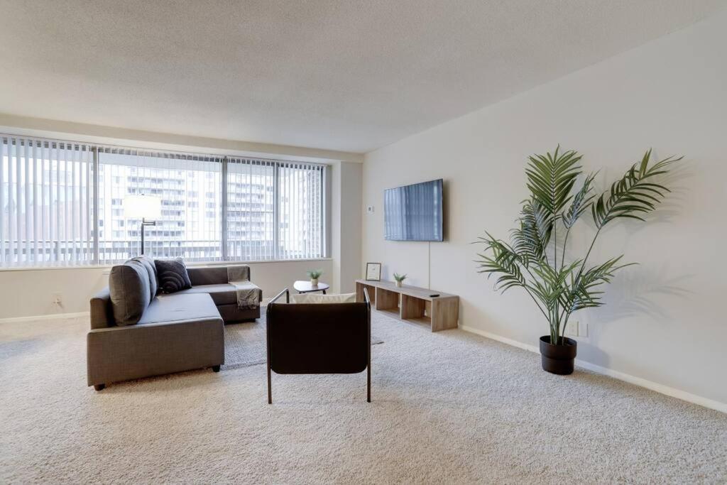 Elegant Apartment W Views At Crystal City Arlington Extérieur photo