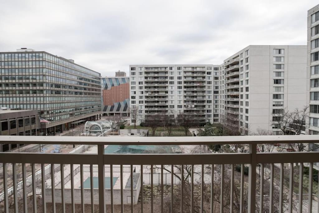 Elegant Apartment W Views At Crystal City Arlington Extérieur photo