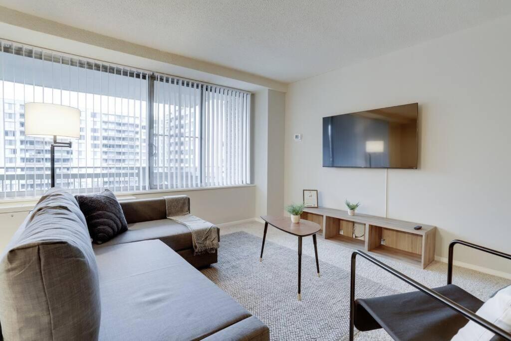 Elegant Apartment W Views At Crystal City Arlington Extérieur photo